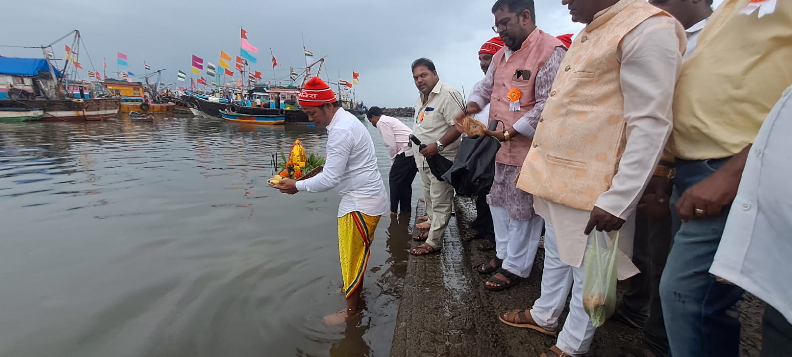 हर्णे बंदरात नारळी पौर्णिमेचा जल्लोष; सोन्याचा नारळ अर्पण करून कोळी बांधवांची समृद्ध हंगामाची प्रार्थना