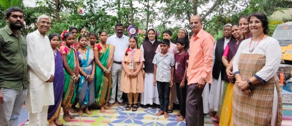 कार्मेल स्कूलच्या विद्यार्थ्यांनी वृक्ष व आदिवासी मुलांसोबत साजरा केला इकॉफ्रेंडली रक्षाबंधन